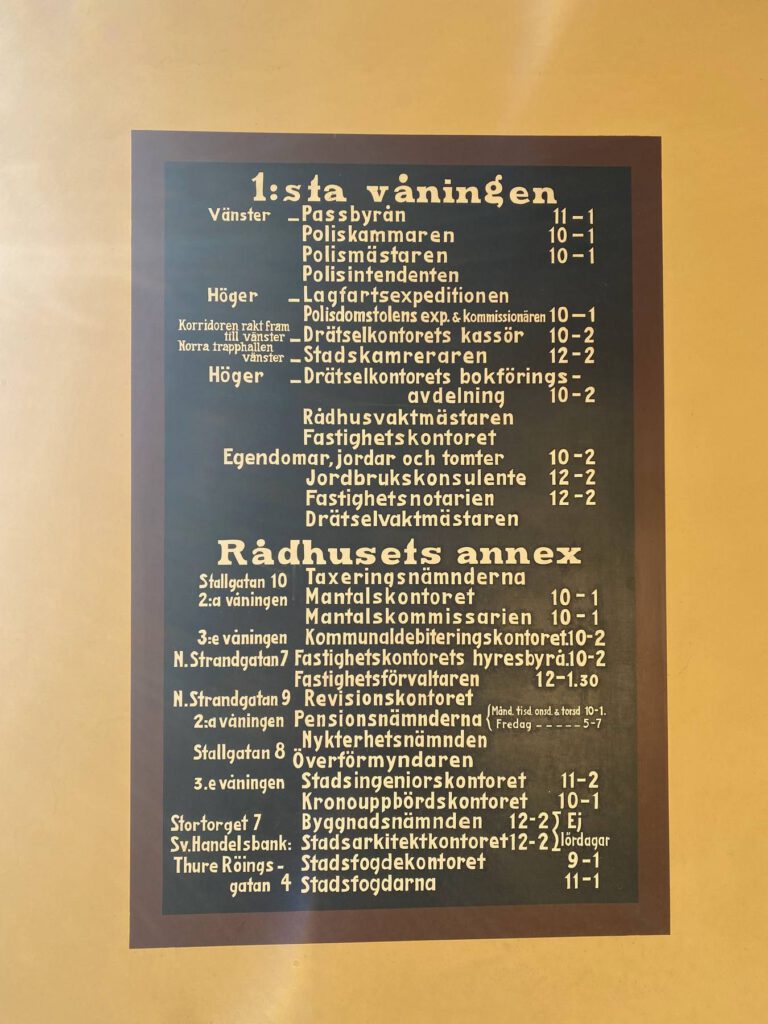 Information till besökande av Rådhuset på dess östra vägg.